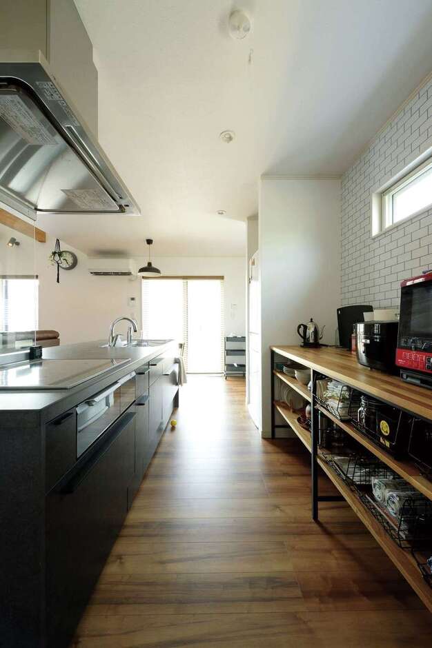 無垢板とアイアンをガルバリウムを使用したキューブ型のスタイリッシュな外観 使ったキッチンファニチャーは奥さまのこだわり