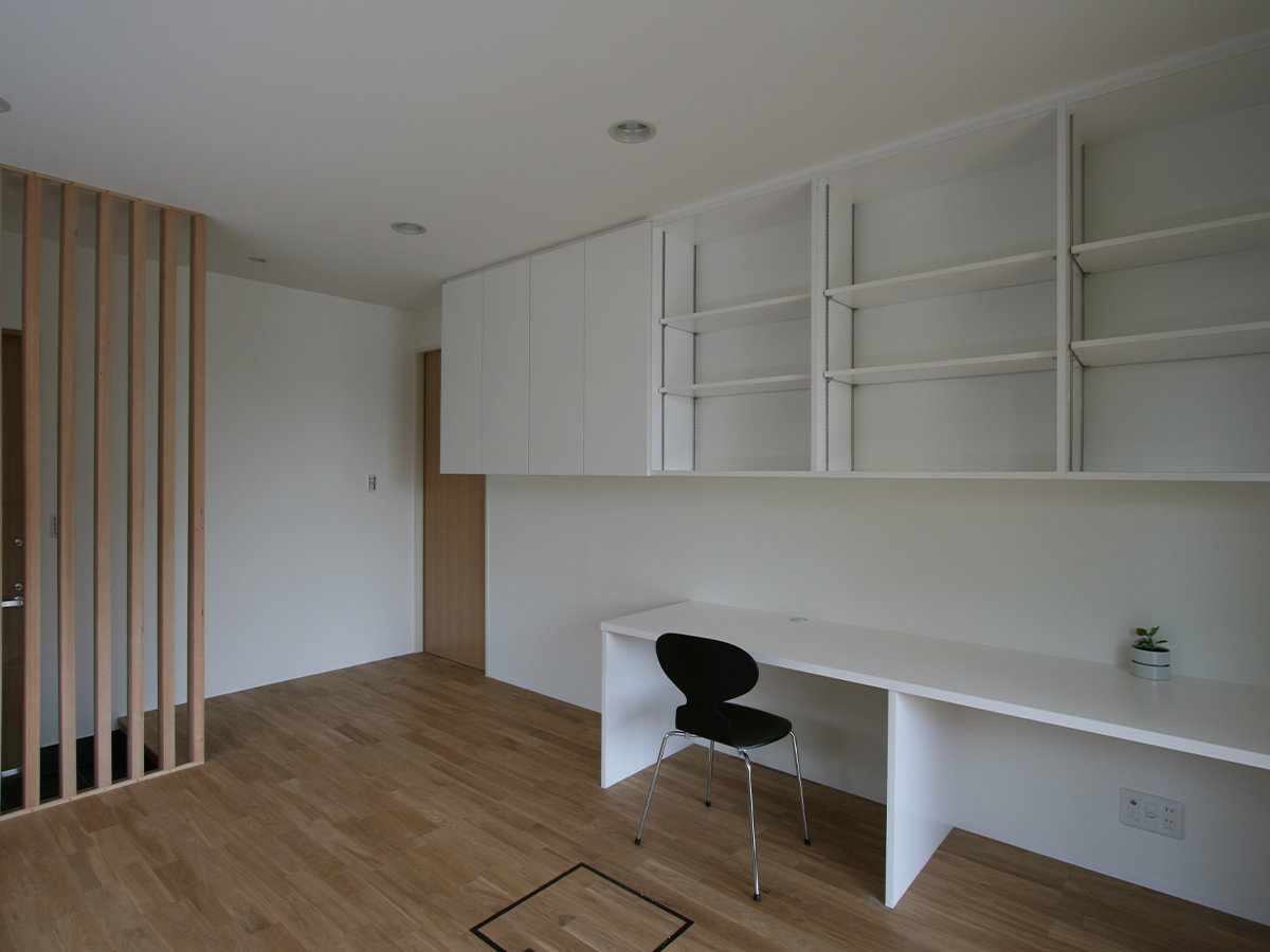 斉藤工務店｜シンプルでスッキリとしたワークスペース。大きなデスクと収納スペースが充実しており、作業に集中できる環境を提供する。