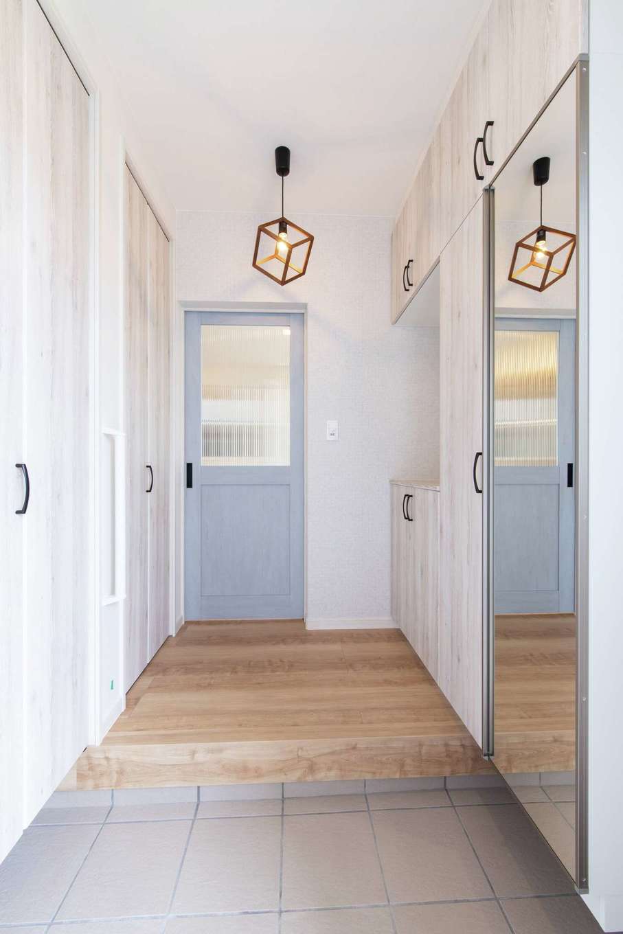 遠州鉄道 遠鉄ホーム【デザイン住宅、省エネ、間取り】白い壁に水色のドアが映える、清楚なイメージの玄関。両側の壁に収納をたっぷり設けてある