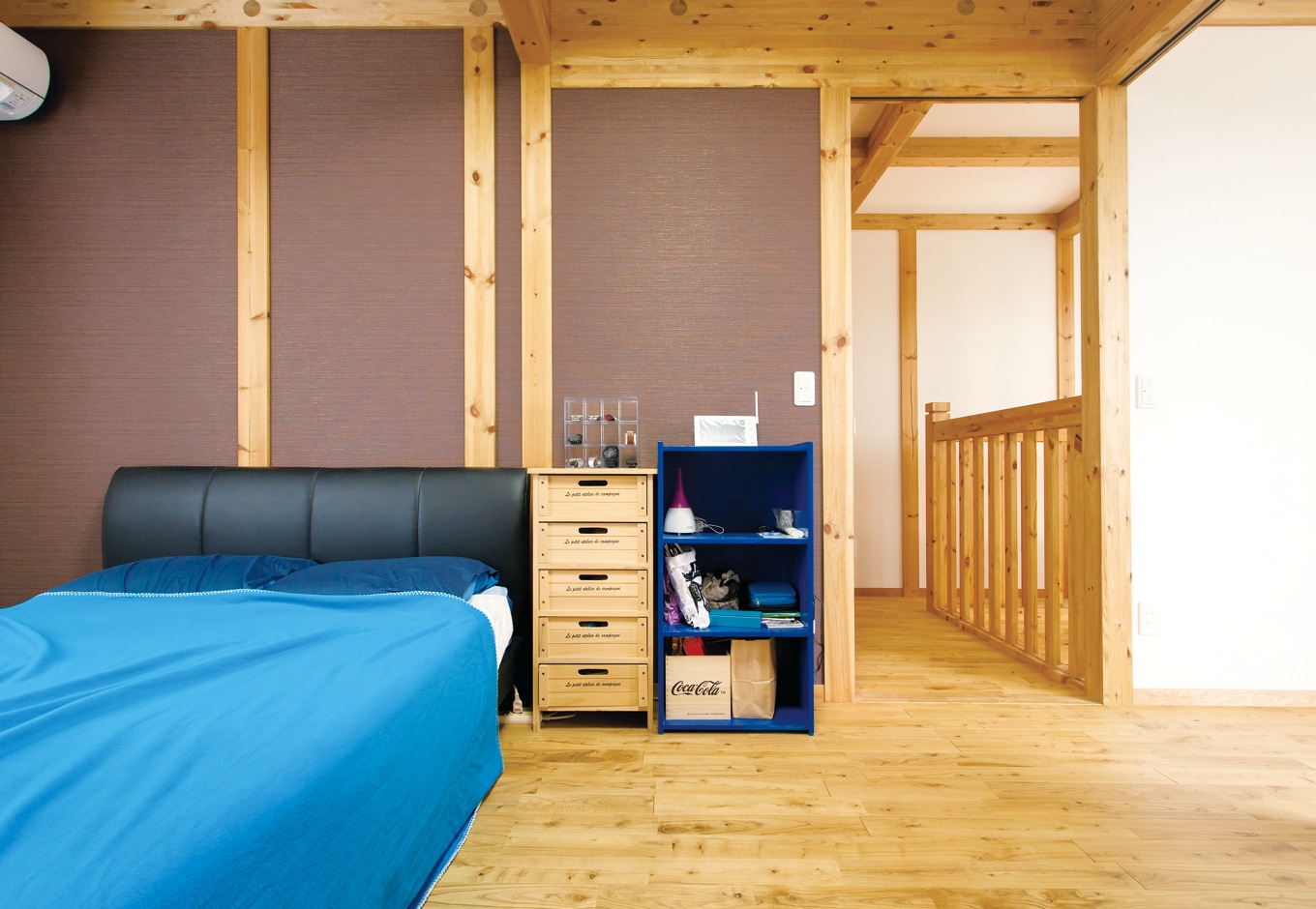 サイエンスホーム【趣味、省エネ、間取り】2階寝室は、壁の一部をブラウンに変えてシックに