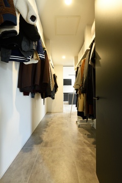 玄関とリビングをつなぐ広々ファミリークローゼット