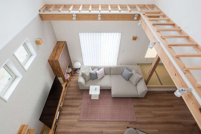 吹き抜けを囲むキャットウォークは、ご主人の要望で設けたもの。空間の意匠性を高めるだけでなく、高所を掃除するときにも活躍する