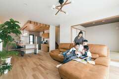 カウンターキッチンがあるのでダイニングテーブルは置かず、さらにテレビを壁掛けにすることで、リビングはすっきり。家具はソファーだけだから掃除も楽ちん。隣接する和室の襖を開け放てば、開放感がアップ