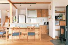 かわいいモザイクタイルを貼ったカフェスタイルのオープンキッチン。夜、子どもたちを寝かしつけた後は、夫婦でワインを楽しむカウンターバーに