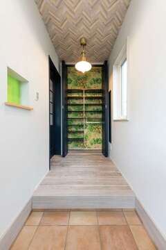 靴の出し入れの際にチラリと見えるボタニカル柄がアクセント。建具や照明も気に入ったものを採用でき大満足