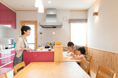 大きな屋根が特徴の子どもを見守る家
