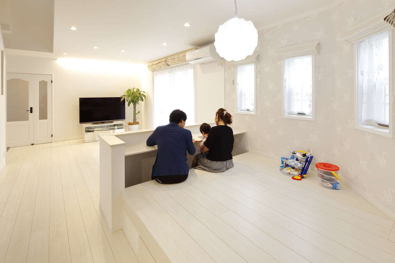 吉川住建【デザイン住宅、子育て、間取り】多目的に使用できる小上がりのキッズコーナー。カウンターを造作してスタディスペースに。キッチンからも目が届くので安心♪