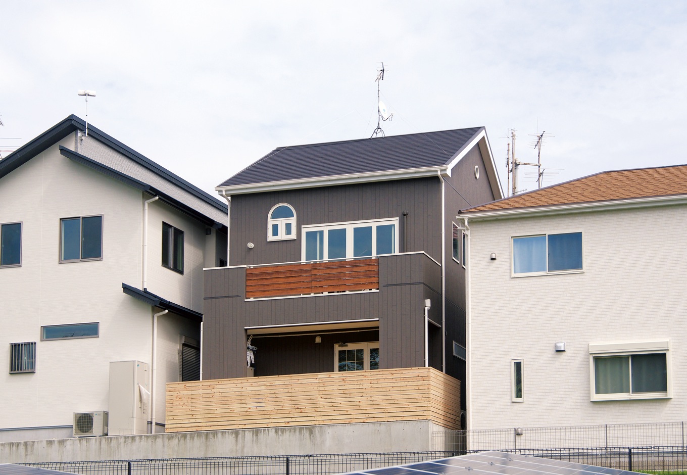 三和建設【子育て、趣味、スキップフロア】お茶畑越しに見える外観。さえぎる物がない為、景色が良く旦那さんの希望が叶った