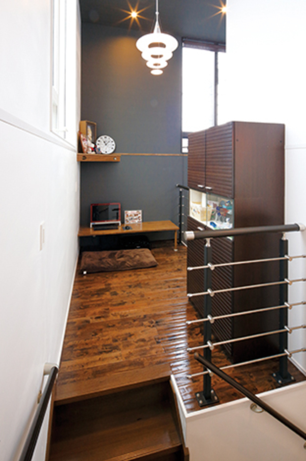 ご主人がどうしても欲しかったスキップフロア。 ここから見える景色が大のお気に入り。外から窓越しに見えるポールセンのペンダントライトがおしゃれ