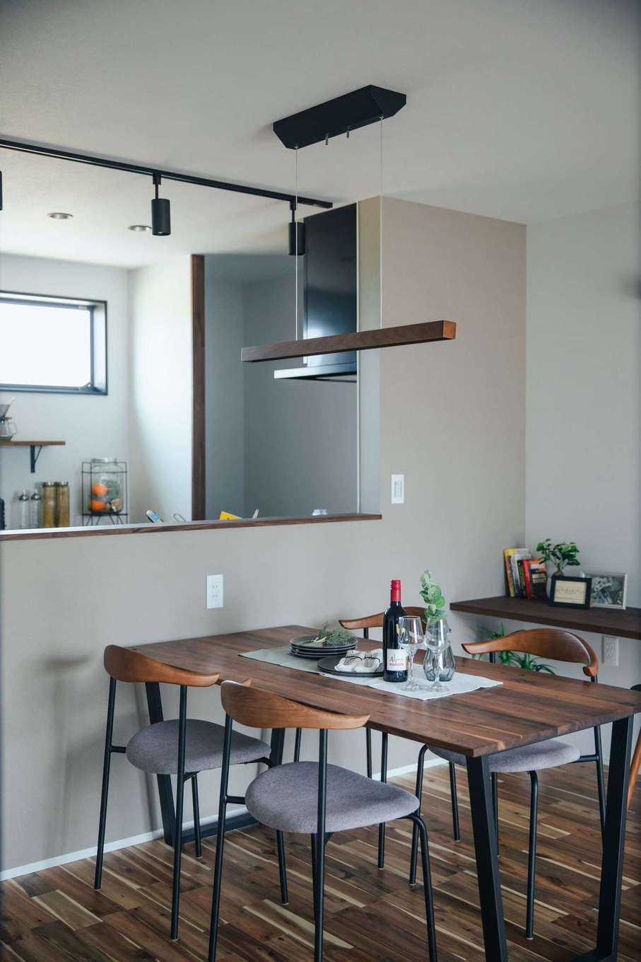 DAITOKU（大得工務店）【趣味、狭小住宅、ガレージ】開放感があり、料理の配膳や片付けもラクな対面キッチン