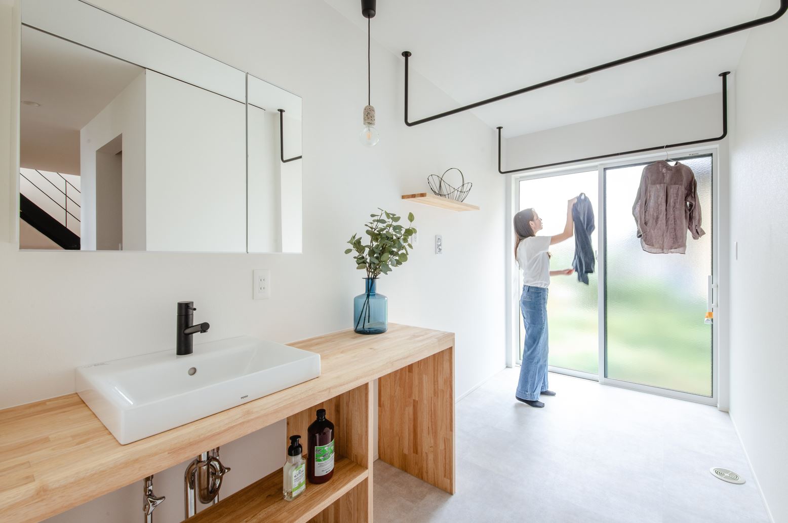 S.CONNECT（エスコネクト）【デザイン住宅、間取り、建築家】ランドリールーム横にウォークインクローゼットを設け、干ししていた洗濯物を、そのままクローゼットに入れられる動線が使いやすい