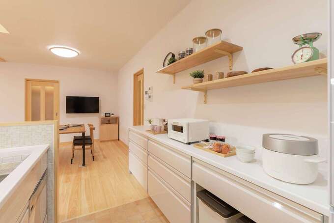 どこに何を置きたいか、住まい方アドバイザーでもある設計士に伝えて、収納を計画。飾り棚なども取り入れながら、使い勝手よく仕上げた