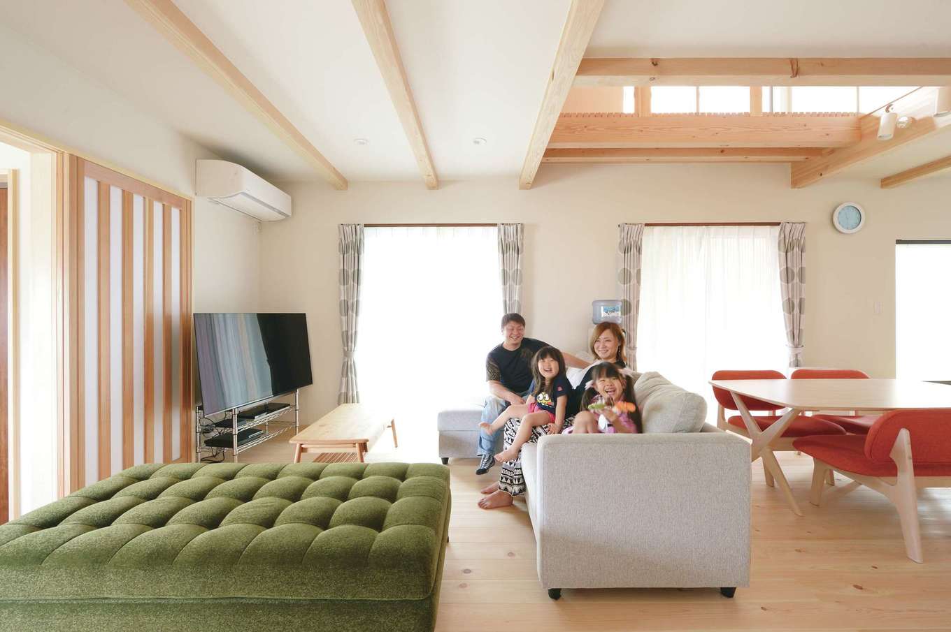 福工房【デザイン住宅、子育て、自然素材】天竜ひのきと珪藻土クロスに包まれたLDK。大らかで清々しい仕上がり