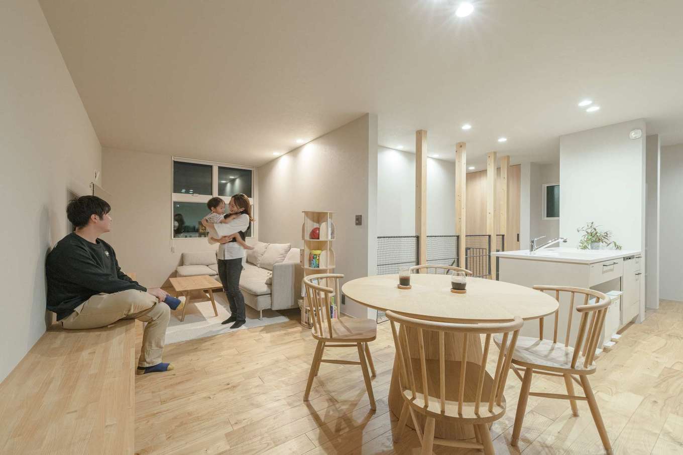 住家 JYUKA【デザイン住宅、趣味、間取り】家族の気配がいつでも近くに感じられるLDK。コンロとシンクを平行に配置するII型キッチンの採用は『住家』からの提案。移動距離が短いことから作業性が高い上、分別用のゴミ箱をリビングから見えない位置に設置できた。右手の奥はパントリーで、そのまま水回りへとつながっている