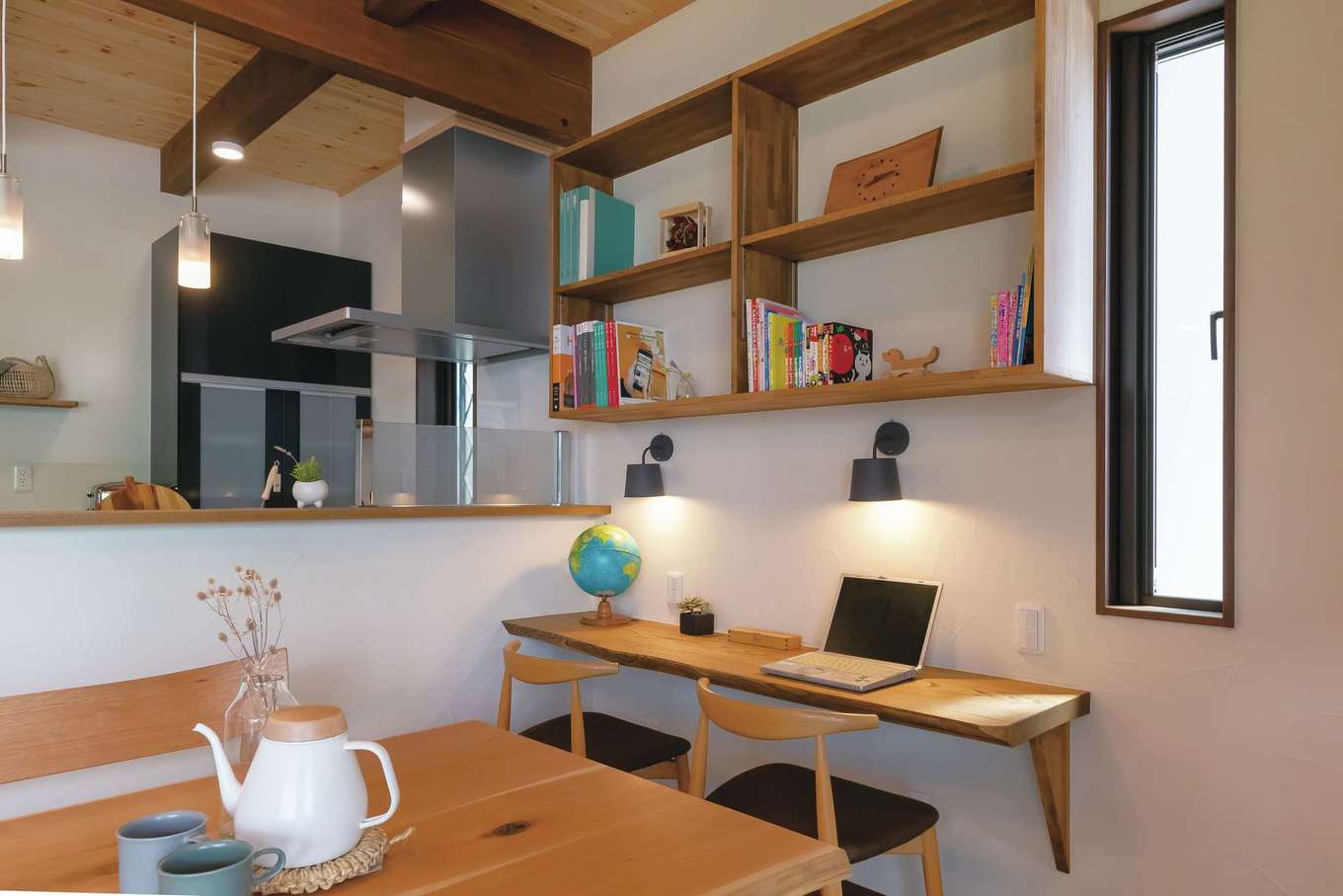 住まいるコーポレーション【子育て、自然素材、省エネ】スタディコーナーはダイニングの壁際に配置。キッチンに立ったとき、子どもの手元までよく見えるので、的確なアドバイスができる