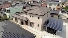 タイル張りの二世帯住宅の外観。本物の素材感や綺麗な空気環境にこだわった居心地の良い空間が広がっている