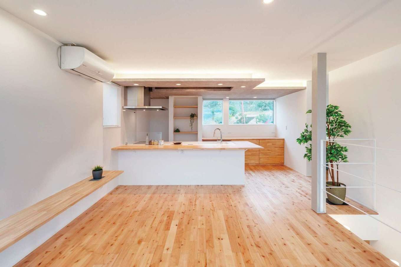 ハウスプラン（R＋house沼津・富士）【デザイン住宅、省エネ、間取り】2階LDK。キッチンの窓は隣接する公園の緑を借景に。リビングに造作したフレキシブルに使えるロングベンチが、空間に自由度を生み出す