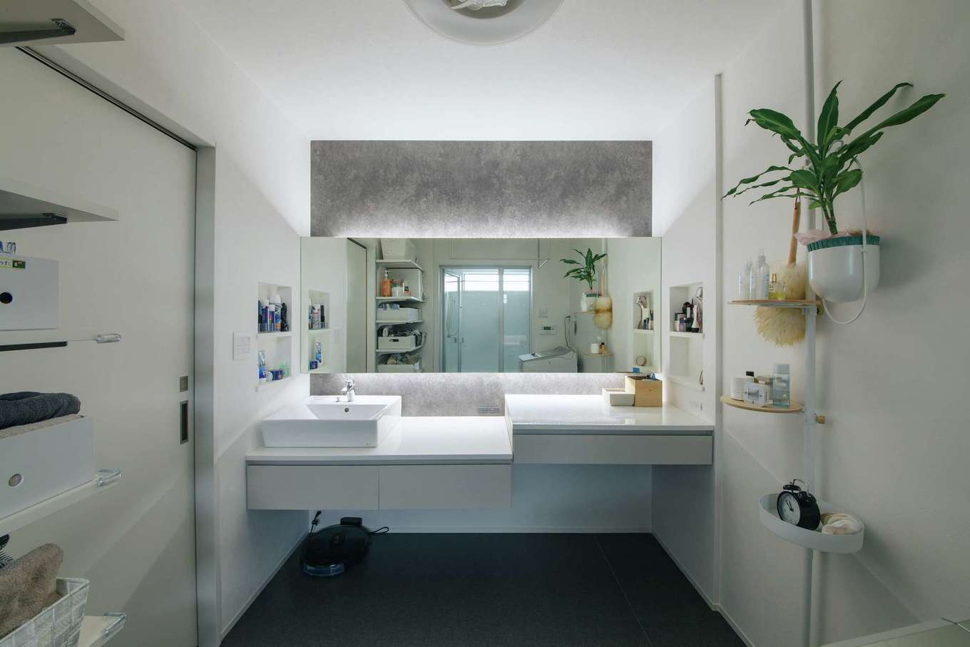Yamaguchi Design 掛川店（アイフルホーム 掛川店）【デザイン住宅、間取り、平屋】奥さま自慢のホテルライクなサニタリー。ワイドスパンの鏡は特注で、おしゃれな洗面台は自分たちで用意