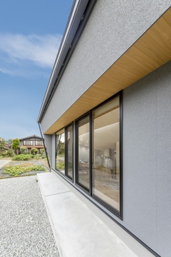 軒をなくすデザインにこだわった北側とは対照的に、南側は軒を造り、夏の日差しが家の中に差し込みにくいようにしている