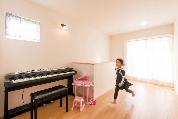 大小２つのピアノが並ぶ2階ホールは、子どもが走り回れるほど広い