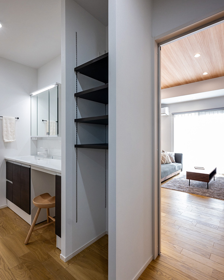 洗面から左はリビングへ、右は脱衣・浴室へとつながる回遊動線