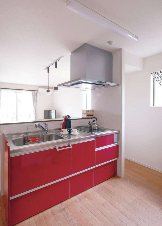 赤がポイントのキッチンは娘さんセレクト