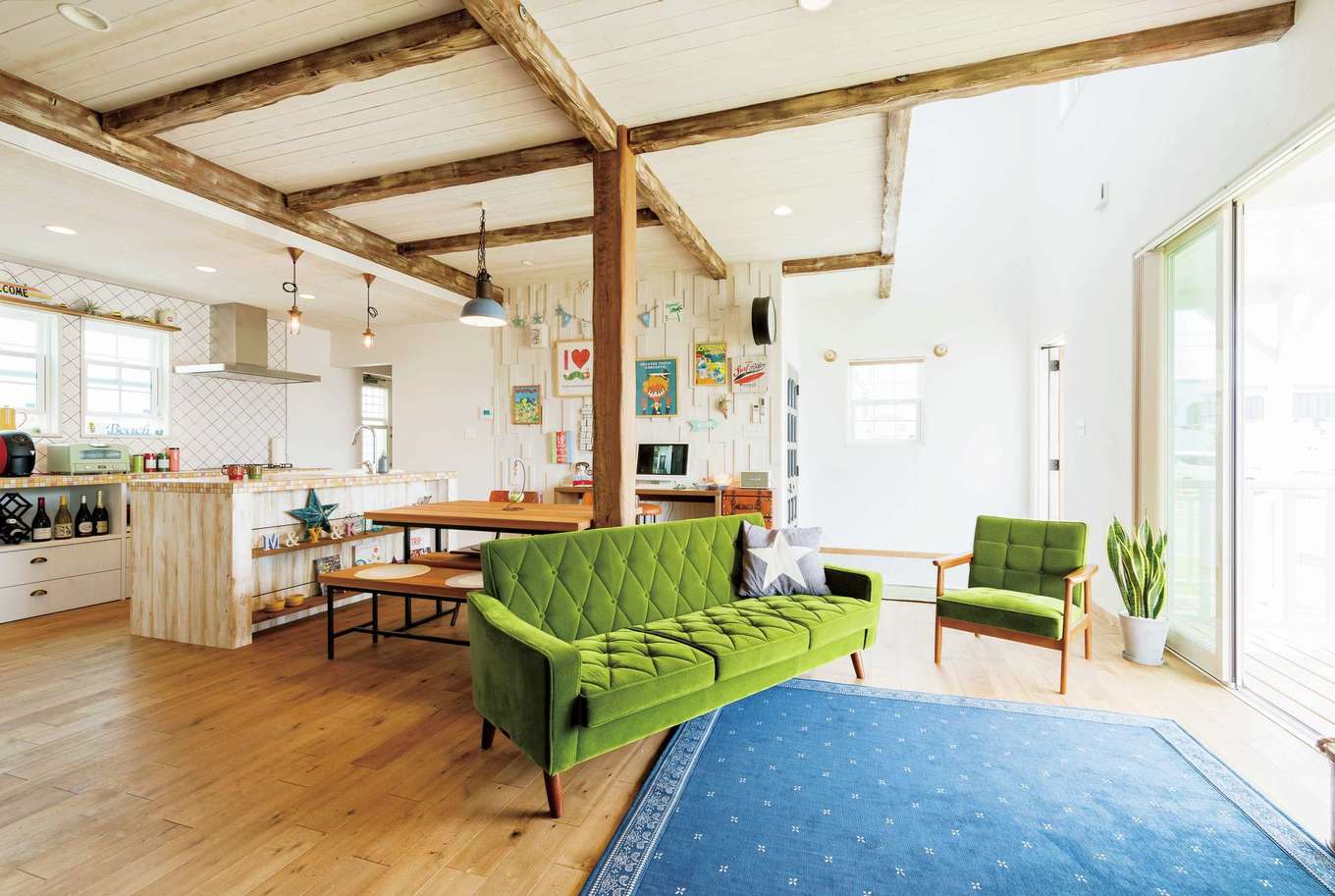 富士ホームズデザイン【デザイン住宅、建築家、インテリア】広々とスペースを確保したオープンなLDK。天井の化粧梁は、設計担当の上総さんが現場の全体の雰囲気をみながら自らエイジング加工を施したもの