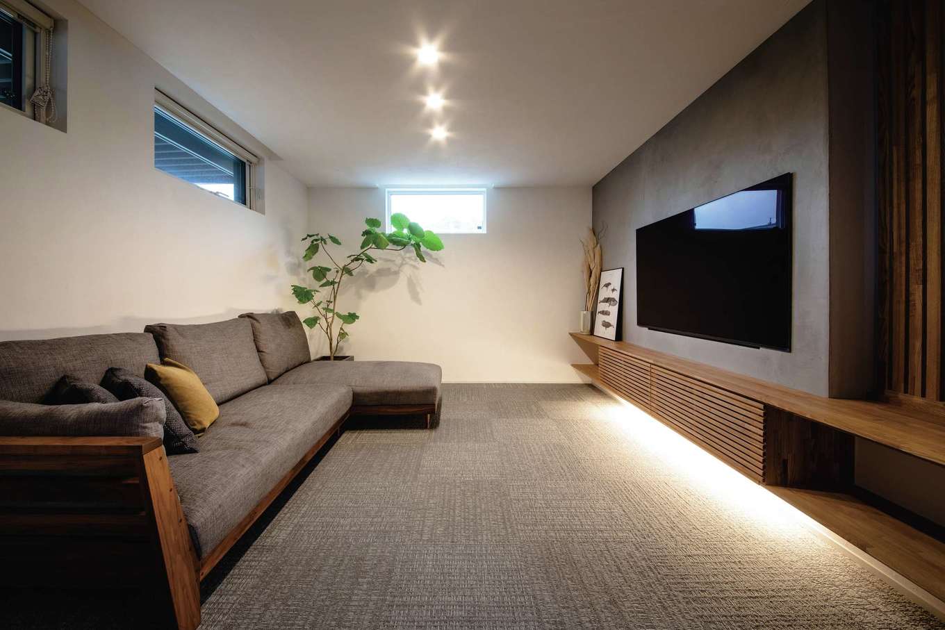 ainoa.life くらはし建築【デザイン住宅、間取り、インテリア】リビングはダイニングから分離し、緩やかな繋がりがそれぞれの空間に落ち着きをもたらした。カーペット敷きの床がラグジュアリー感をもたらし、ホテルのようにゆったりくつろげる