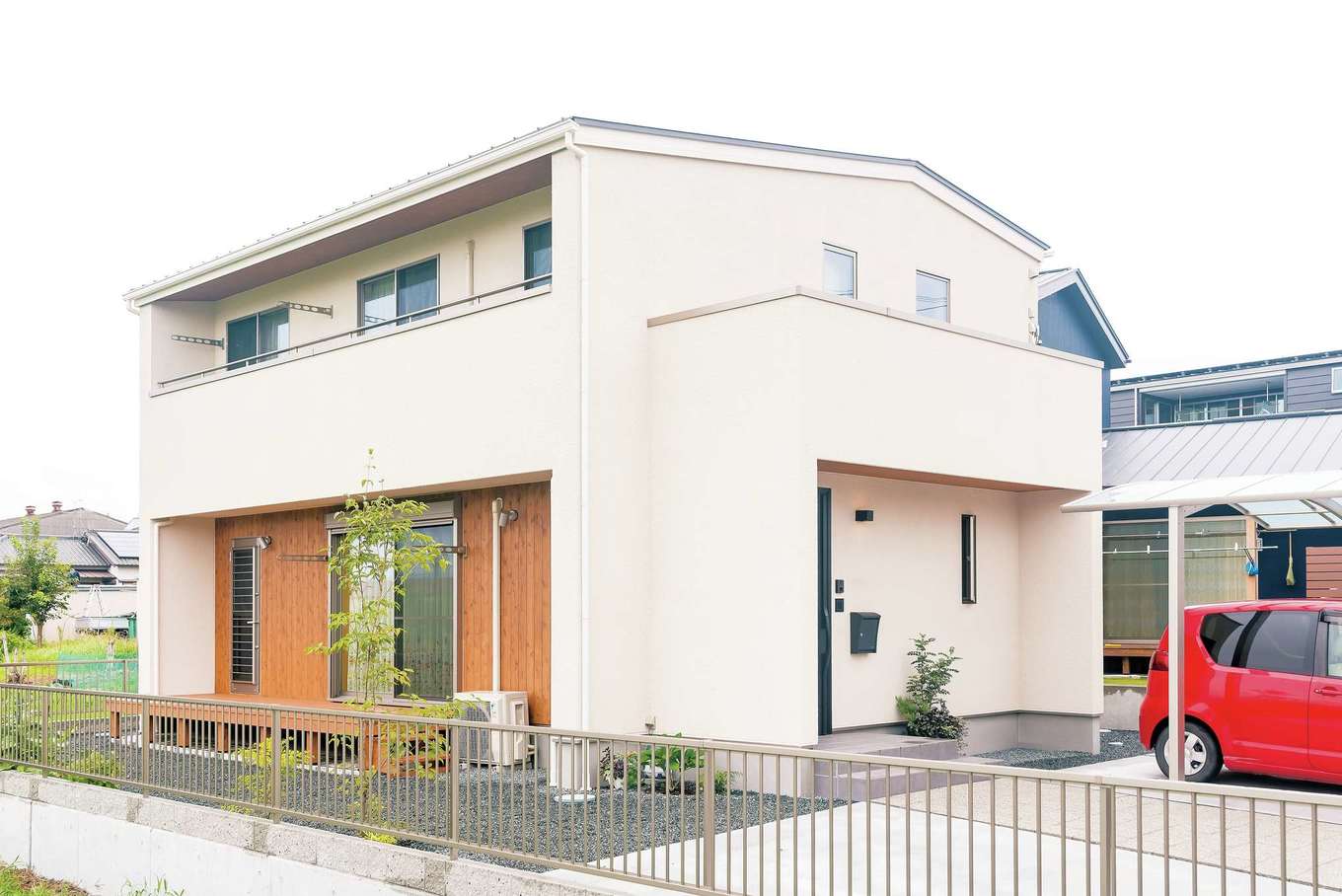 フジモクの家（富士木材）【子育て、自然素材、インテリア】スクエア型を目指した外観は、太陽光発電パネルを載せるため、屋根になだらかな勾配をつけた。ALCの上から吹き付け加工した外壁は、塗り壁のような美しい仕上がりに