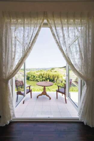 ダイニングの全開口窓の先にはテラスがある。大空と緑豊かな眺望を見渡せて、高原のリゾートのような非日常感を味わえる