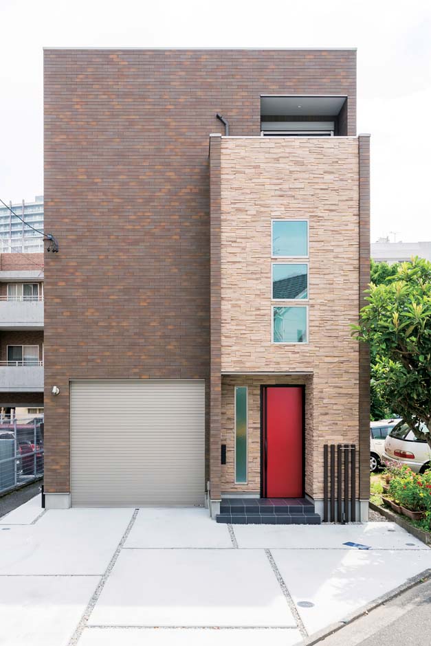 アトリエサクラ【デザイン住宅、間取り、ガレージ】ツートンカラーのタイルを用いたシンプルモダンな外観。玄関ドアが差し色に