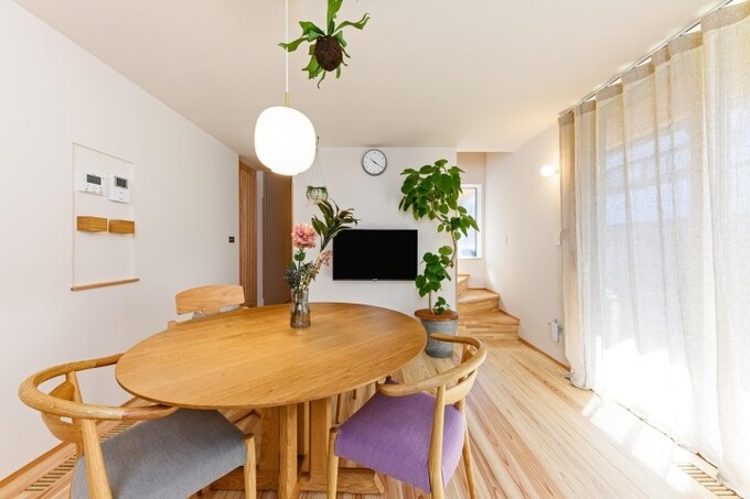 丸テーブル採用で回遊しやすい空間に。