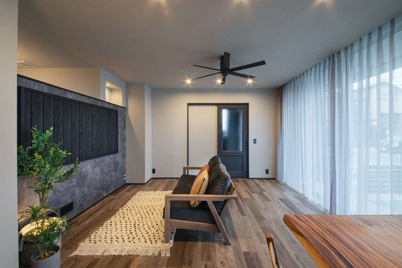 DAITOKU（大得工務店）【夫婦で暮らす、ペット、平屋】ペットスペースとリビングとの壁の上部を開口し、風通しを確保しつつ室内温度を快適に保つように工夫した