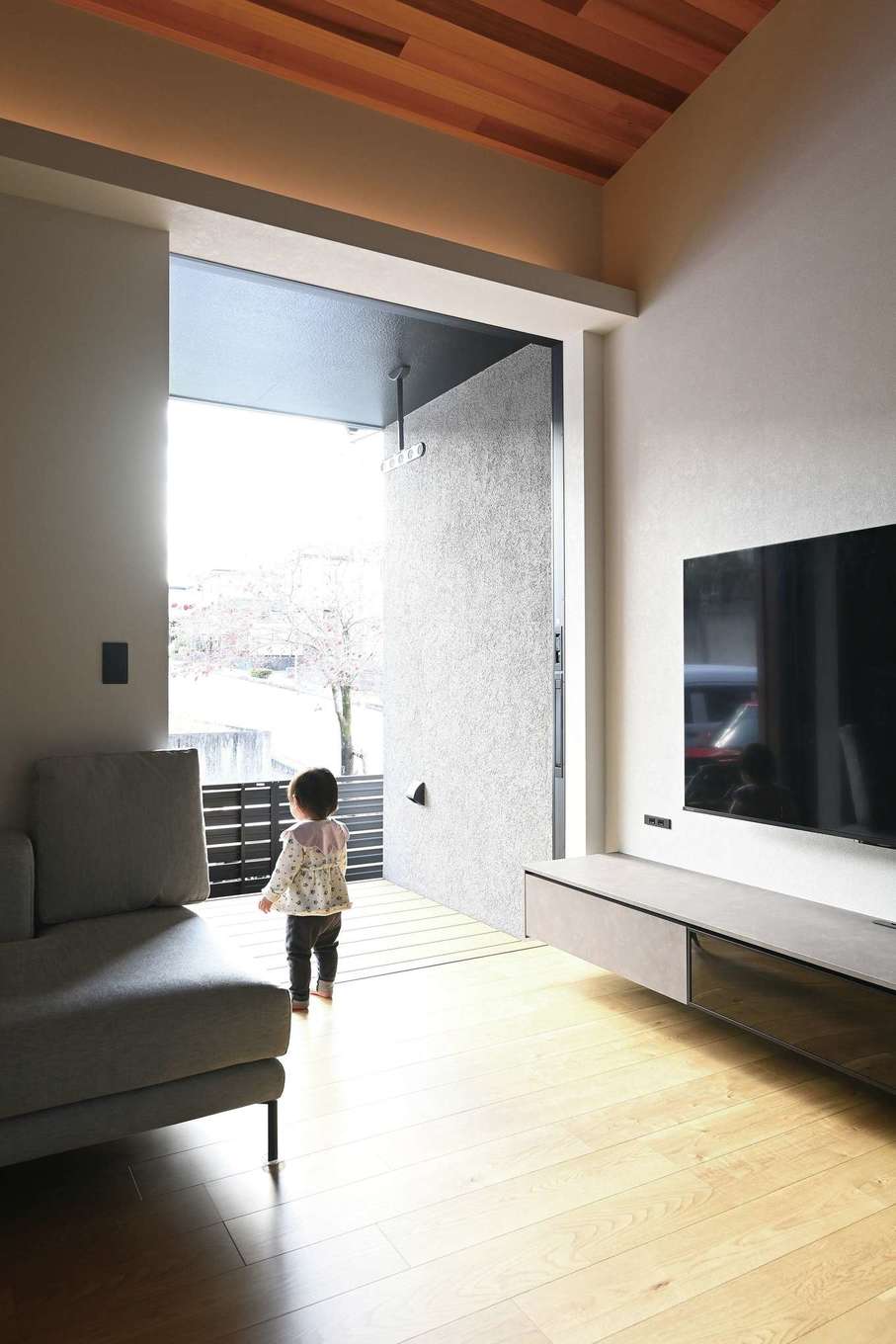 REIWA HOUSE（令和ハウス）【省エネ、間取り、平屋】ご主人がどうしても取り入れたかったLIXILのフルオープンサッシ（LWスライディング）。2,400mm×1,600mmの大型一枚ガラスで、視界を遮らないフレームデザインで設計され、開けても閉めても外とつながる特別な開放感を満喫できる