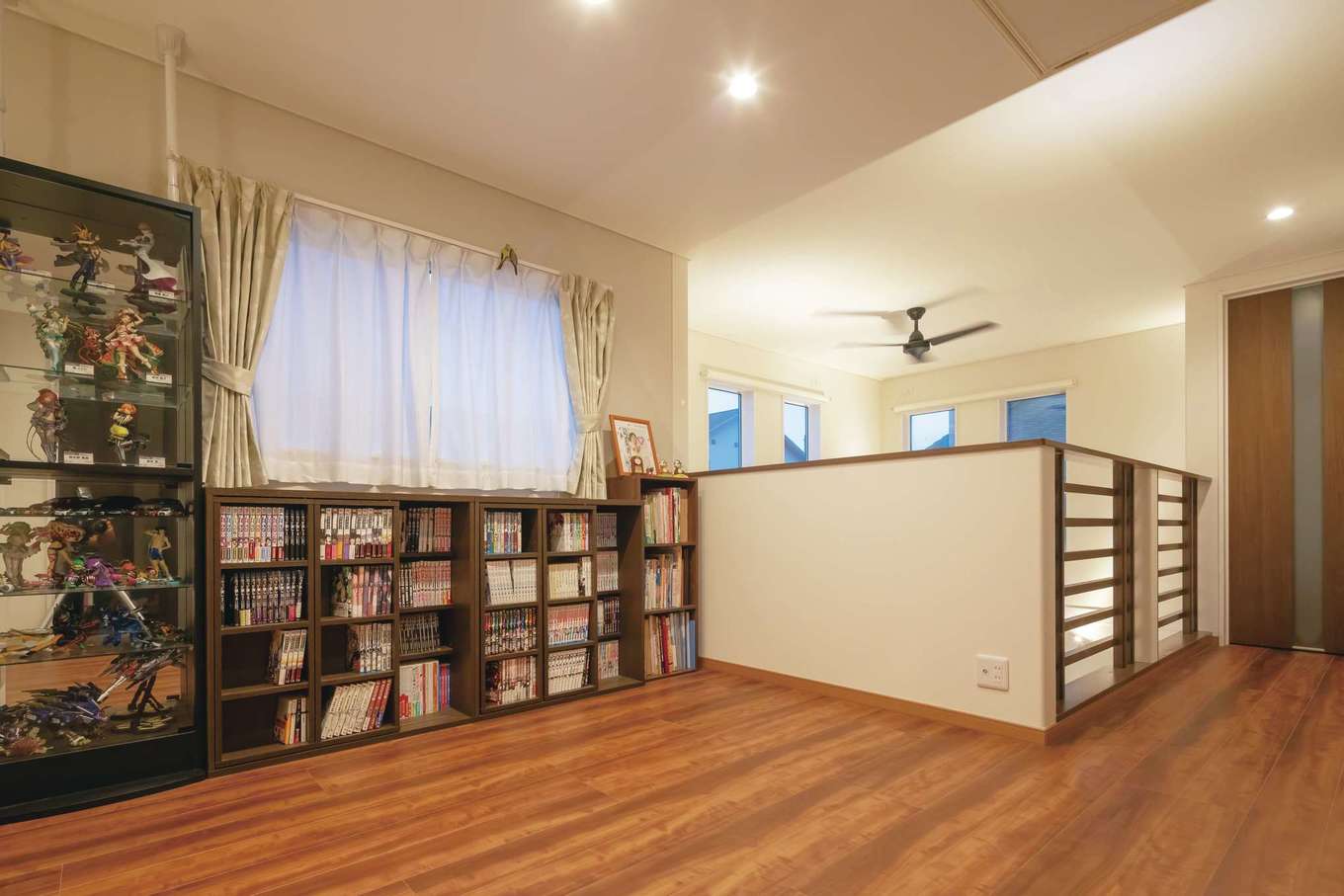 住宅工房 アリアンス【デザイン住宅、趣味、間取り】2階のフリースペースはファミリーライブラリーとして使うほか、ご主人が趣味で集めているフィギュアもきれいにディスプレイされている