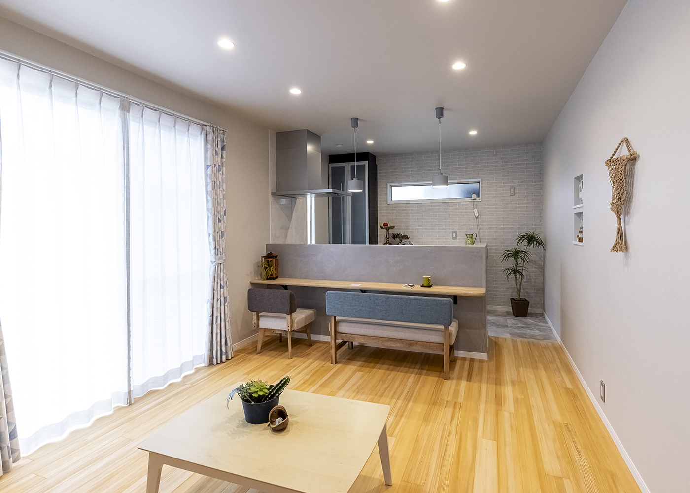 カナメクラフト（かなめ創建）【自然素材、建築家、平屋】LDKの床はすべて「もみの木」を敷き、凹凸のある浮造りフローリングならではの心地よい感触、肌にやさしい温もりを感じられる。消臭効果が高く、生活臭を感じさせない爽やかな空気が心地よい