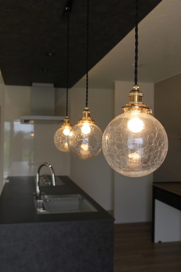 ガラス×真鍮のデザインが美しいペンダントライトが目を引くダイニング