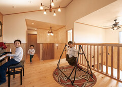 吹き抜けで階下とつながる2階のホールは、子どもたちが思いおもいに過ごせる