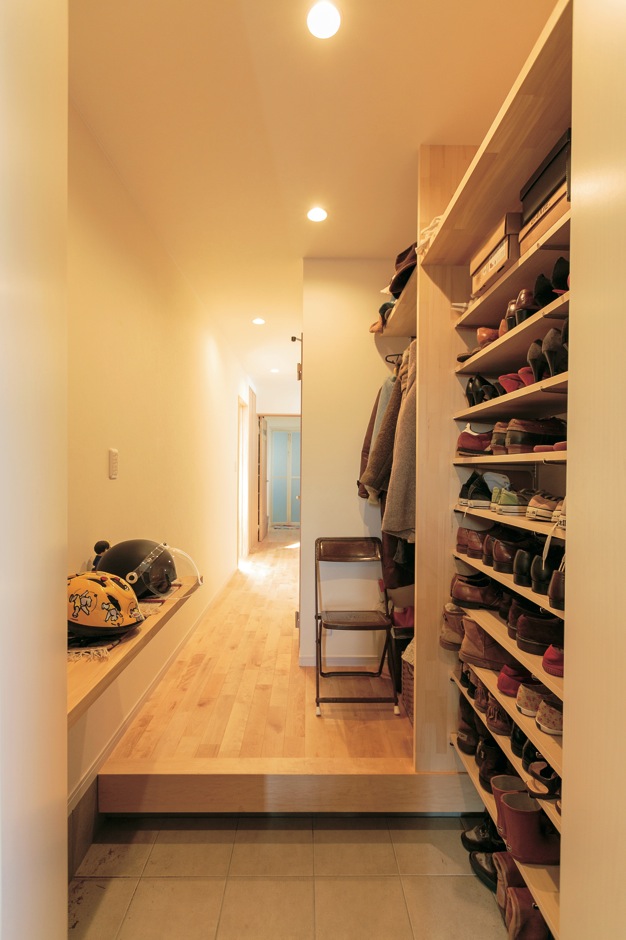 アトリエサクラ【子育て、省エネ、間取り】大容量のシューズクローゼットを設けた内玄関。バタ戸で仕切られて外玄関からは見えず、しっかり収納できる