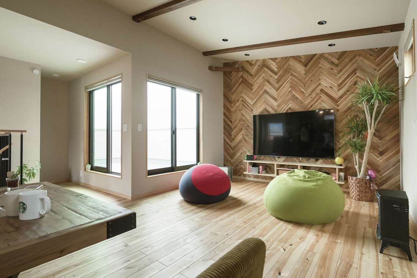 ワイズホーム【デザイン住宅、自然素材、省エネ】外観は存在感を放つヘリンボーン張り。どこかにインパクトが欲しいと取り入れた