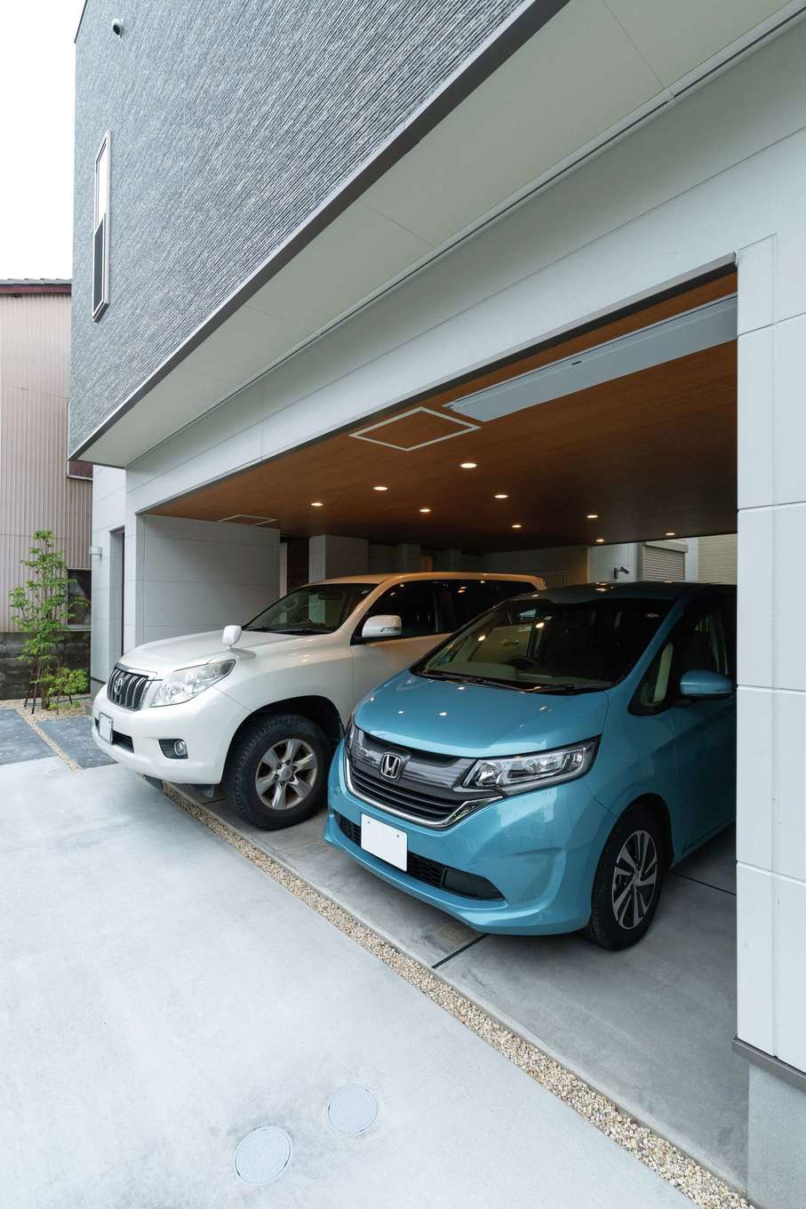 アイワホームサービス【デザイン住宅、屋上バルコニー、ガレージ】2台分のビルトインガレージは駐車しやすいゆとりの広さ
