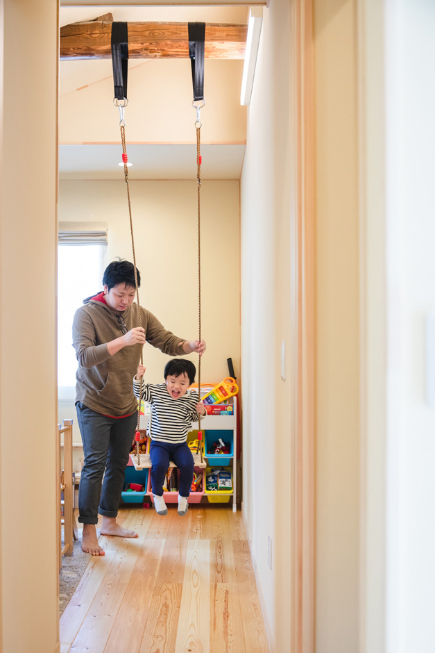 瀧口建設｜２階の子ども部屋は天井の梁を現しにして、ブランコを吊るしてある。寝室の梁も同様にご主人のぶら下がり棒を付けてあり、旧宅の面影と新しい暮らしとが融合し、暮らしに楽しさをもたらしている