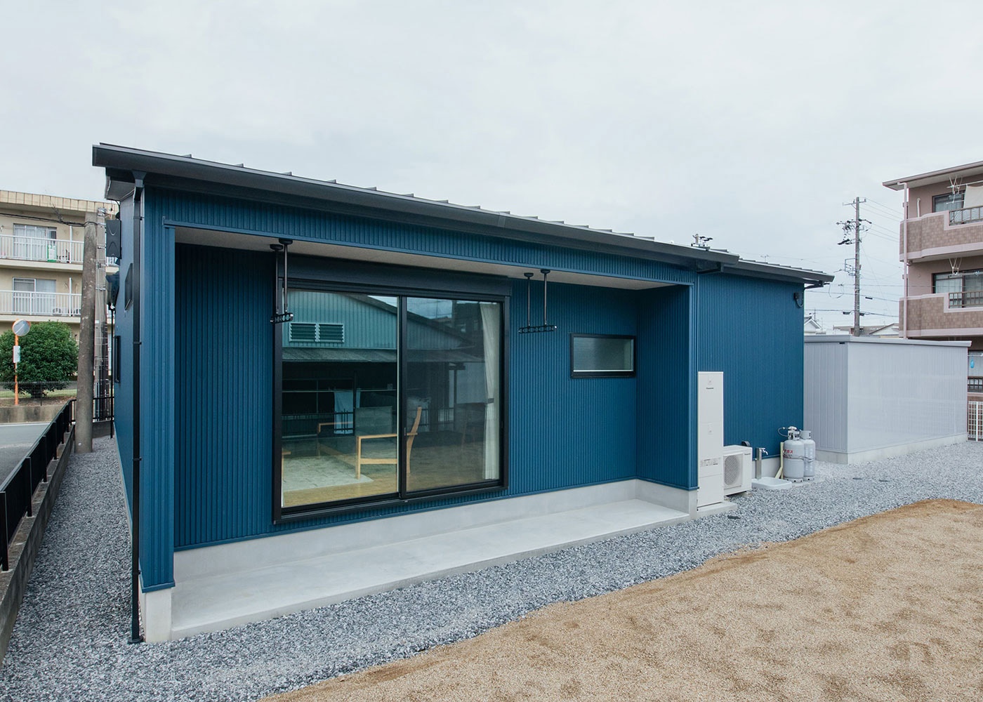 DAITOKU（大得工務店）｜リビングから大窓、テラスを通って庭へつながる。この庭で家庭菜園や花を育てるのが楽しみだと話す