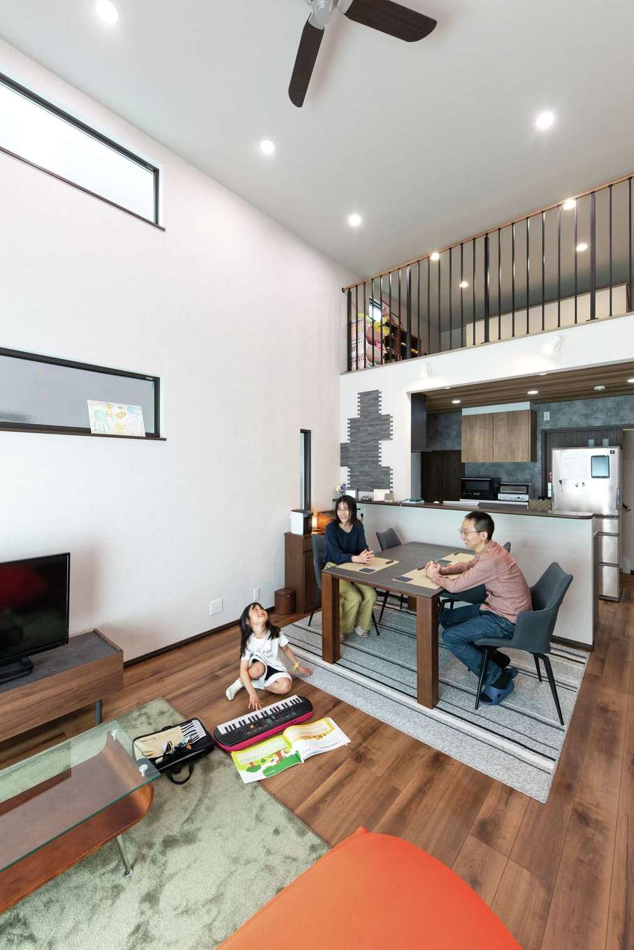 平屋専門店 カナウハウス【1000万円台、子育て、平屋】ロフトの採用は長女の要望がきっかけ。実際の広さを超える開放感と多様な居場所を手に入れた。ダイニングや玄関など、各所の壁にはアクセントとしてエコカラットを乱張りに。キッチンには階段下を活かしパントリーを用意