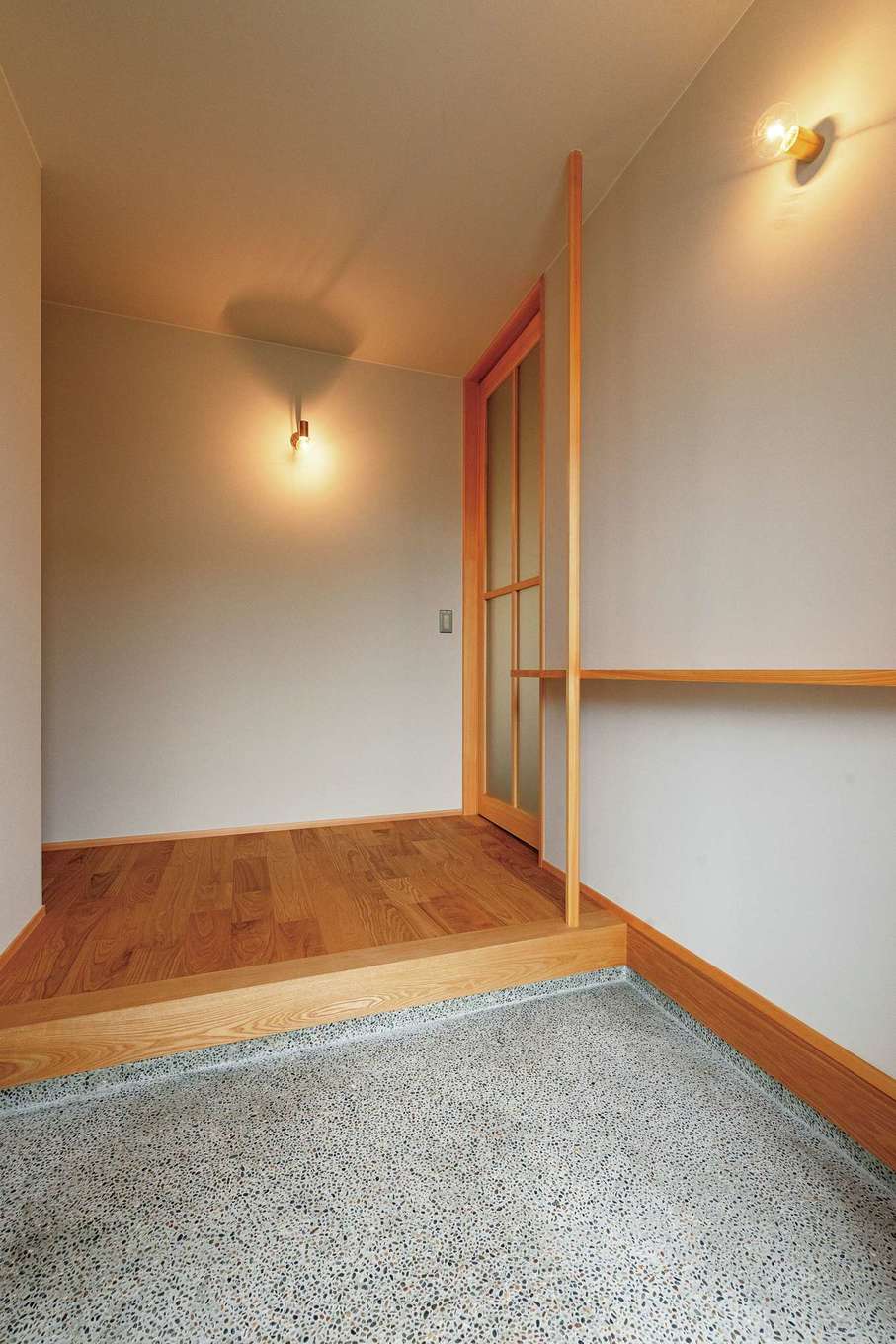 仲田工務店【趣味、間取り、平屋】O邸の照明はほとんどが壁付け。塗り壁のような表情の壁紙にやわらかな光が広がっている