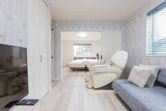 奥さま好みのニュアンスカラーでコーディネートしたセカンドリビングと主寝室。1階とは異なる雰囲気を味わいながら、テレビを観たり、外の景色を眺めたりしてのんびりくつろげる