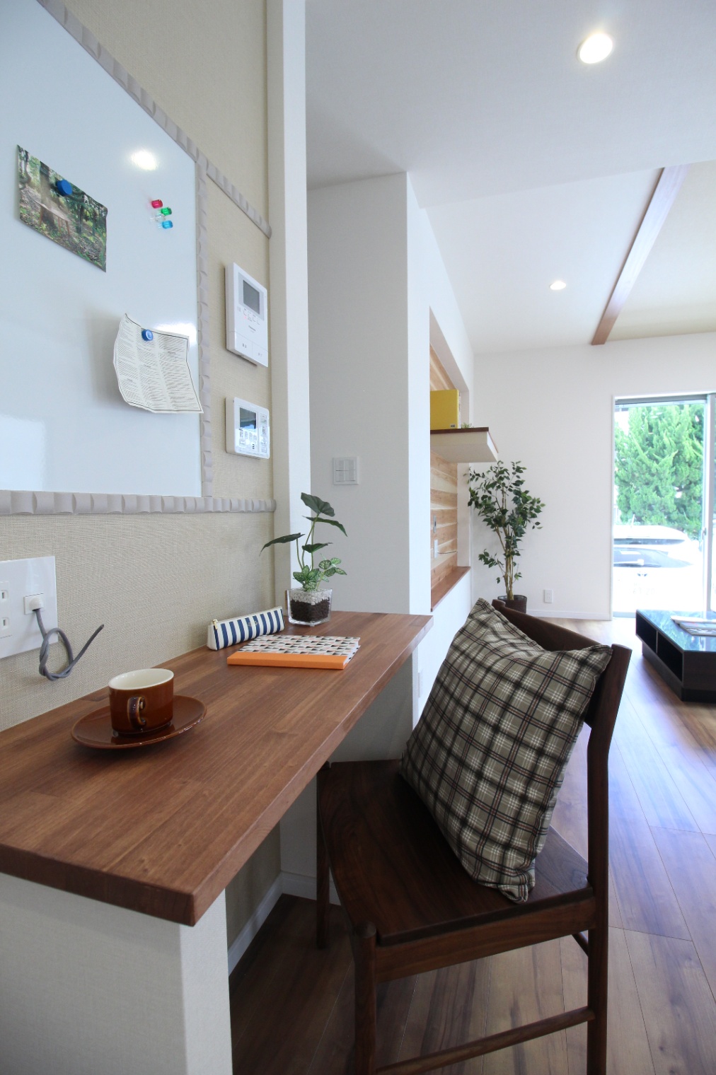 小野田産業～designers house project～｜コンパクトで機能的なワークスペース。ナチュラルな木製のカウンターとシンプルな椅子が配置され、ちょっとした作業や読書に最適。リビングとの繋がりを意識した作りで、開放感を感じられる。