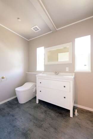 ２階のサニタリーの洗面台と鏡は、夫妻が横浜まで行って購入したこだわりの一品