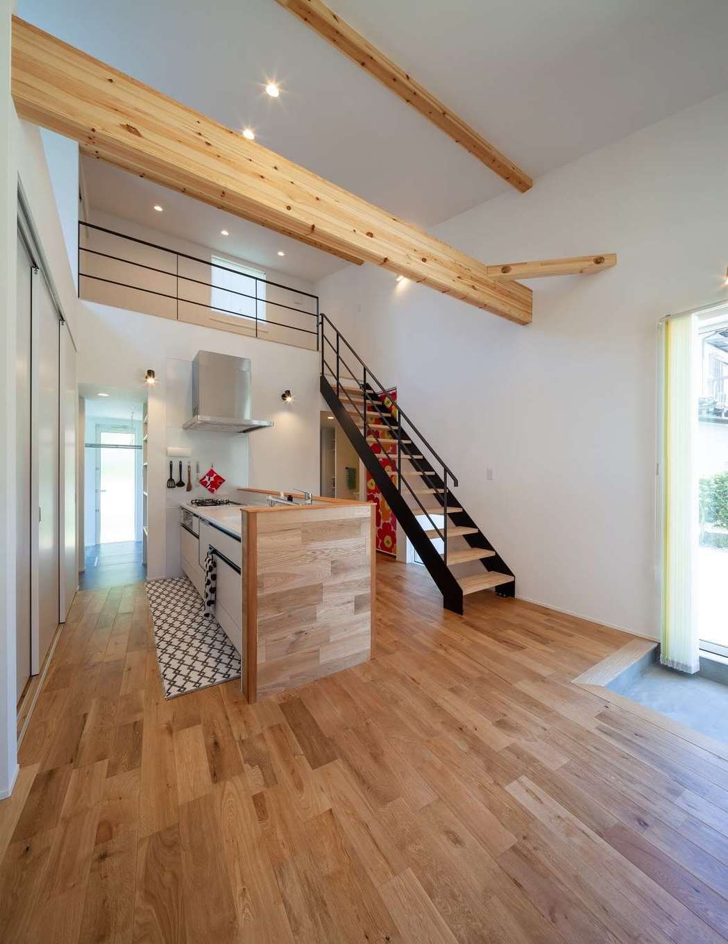 S.CONNECT（エスコネクト）【デザイン住宅、建築家、平屋】高天井で吹抜けを実現したLDK。気密・断熱性能に優れているため、土間や吹抜けをつくっても寒くない快適な空間が叶った。キッチンの上にはロフトを設け、空間が無駄なく活かされている