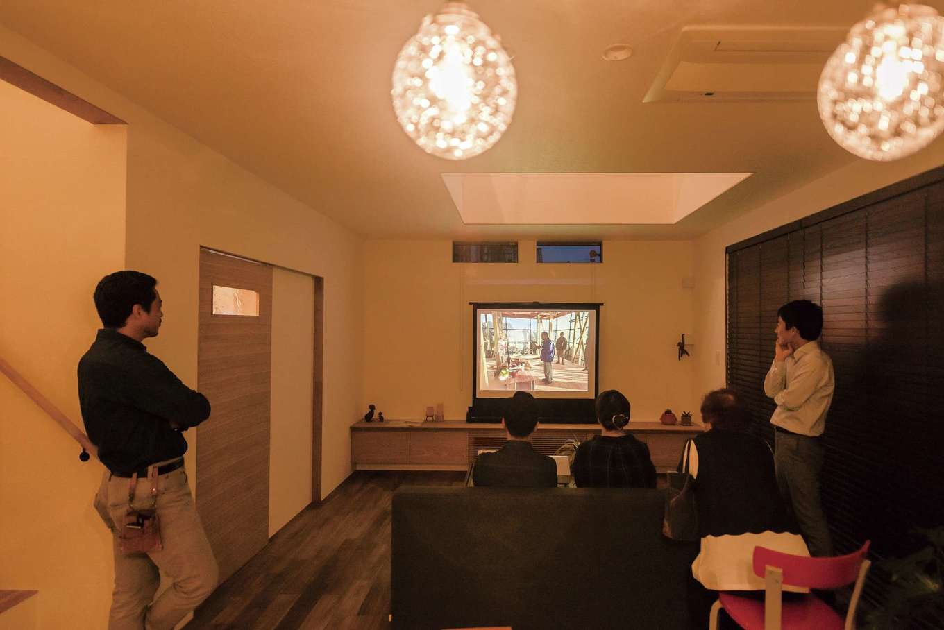 Hands Works（アオイ建築）【デザイン住宅、夫婦で暮らす、間取り】家づくりを振り返るスライド上映会も、引き渡し時の恒例儀式。建て替え前の平屋の家を懐かしく振り返っていた